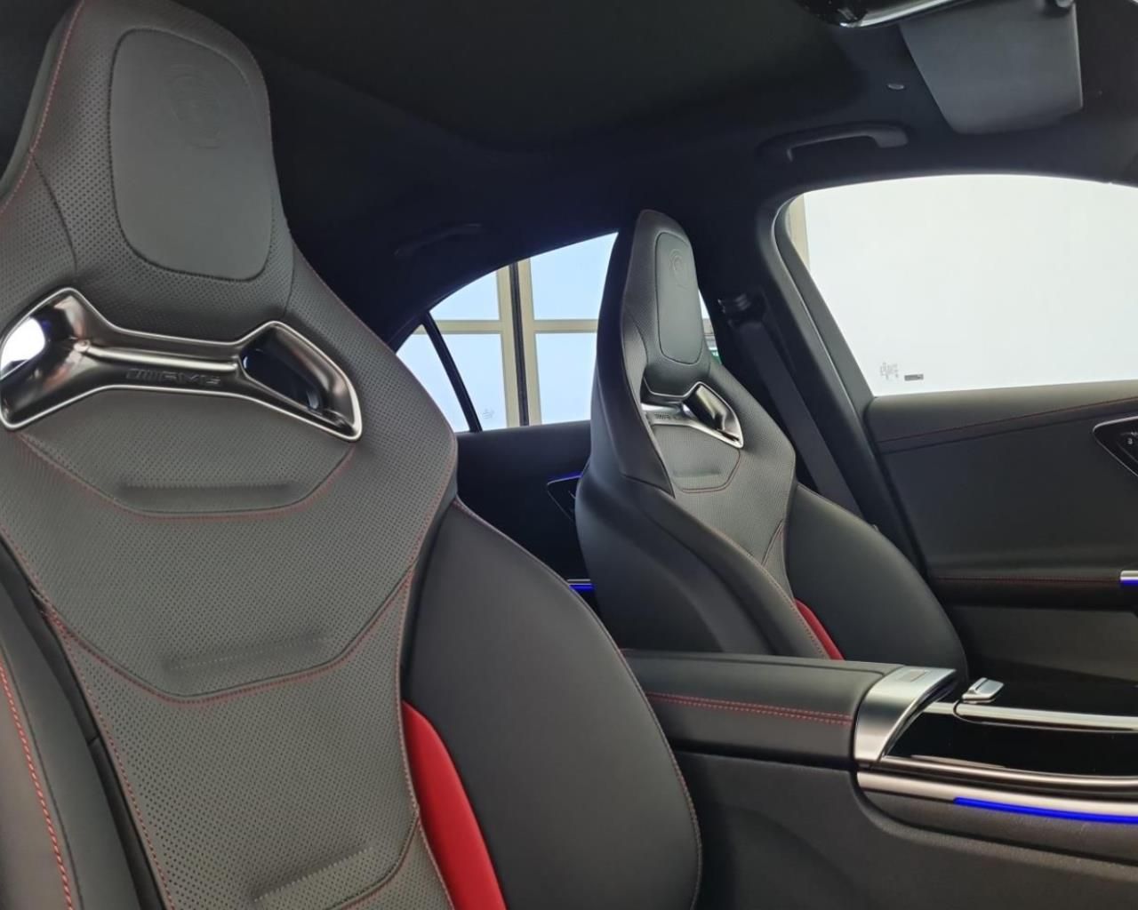 MERCEDES C 63 S AMG E-PERFORMANCE SEDAN | české předváděcí auto | skladem | sportovní hybridní sedan 680 koní | bílá s černou kůží | maximální výbava | VIP cena | nákup online | AUTOiBUY.com